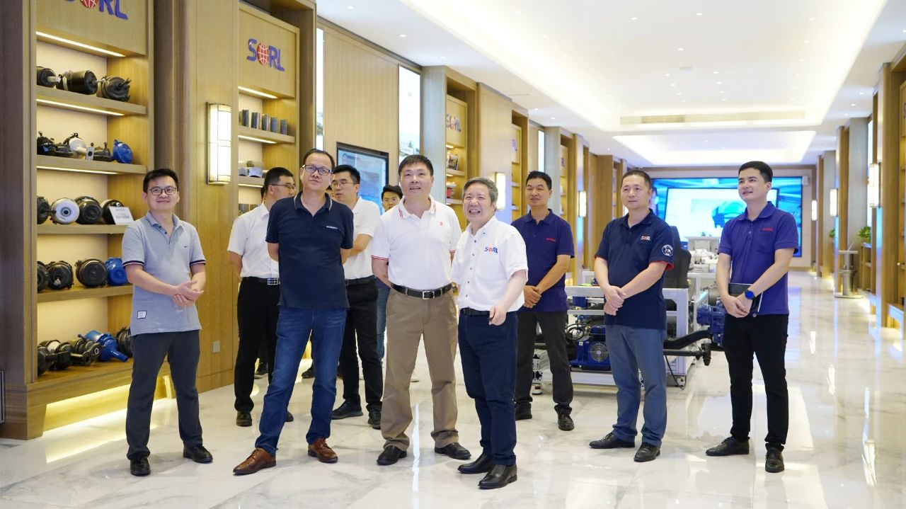 廈門金龍集團(tuán)董事長助理羅丹峰一行蒞臨瑞立考察交流
